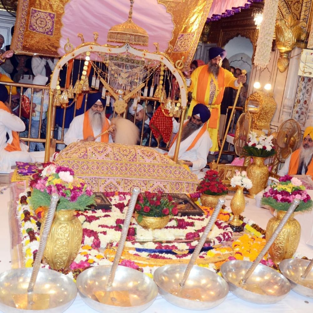 ਗੁਰਪੂਰਬ ਮੌਕੇ ਸਿੱਖਾਂ ਦੇ ਪਵਿੱਤਰ ਅਸਥਾਨ ਸ੍ਰੀ ਹਰਿਮੰਦਰ ਸਾਹਿਬ ਹਜ਼ਾਰਾਂ ਰੋਸ਼ਨੀਆਂ ਅਤੇ ਸਜਾਵਟ ਨਾਲ ਸਜਾਇਆ ਗਿਆ ਹੈ। ਪਵਿੱਤਰ ਸਰੋਵਰ ਪੂਰੇ ਹਰਿਮੰਦਰ ਸਾਹਿਬ ਰੌਸ਼ਾਨਾ ਰਿਹਾ ਹੈ। ਜਿਸ ਕਾਰਨ ਬਹੁਤ ਮਨਮੋਹਕ ਮਾਹੌਲ ਦੇਖਣ ਨੂੰ ਮਿਲਿਆ।