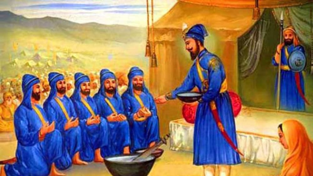 ਕੁਝ ਸਮੇਂ ਬਾਅਦ, ਗੁਰੂ ਗੋਬਿੰਦ ਸਿੰਘ ਜੀ ਪੰਜ ਪਿਆਰਿਆਂ ਨੂੰ ਜ਼ਿੰਦਾ ਬਾਹਰ ਲੈ ਕੇ ਆਏ। ਇਹ ਆਪਣੇ ਪੈਰੋਕਾਰਾਂ ਦੀ ਵਫ਼ਾਦਾਰੀ ਅਤੇ ਹਿੰਮਤ ਦੀ ਪਰਖ ਕਰਨ ਲਈ ਇੱਕ ਪ੍ਰੀਖਿਆ ਸੀ। ਇਸ ਤੋਂ ਬਾਅਦ, ਉਨ੍ਹਾਂ ਨੇ ਅੰਮ੍ਰਿਤ ਤਿਆਰ ਕੀਤਾ ਅਤੇ ਪੰਜ ਪਿਆਰਿਆਂ ਨੂੰ ਦੀਕਸ਼ਾ ਦਿੱਤਾ ਅਤੇ ਉਹਨਾਂ ਨੂੰ ਖਾਲਸਾ ਦਾ ਰੂਪ ਦਿੱਤਾ। ਇੱਥੋਂ ਹੀੂ ਖਾਲਸਾ ਸੰਪਰਦਾ ਪੰਥ ਦੀ ਸਥਾਪਨਾ ਹੋਈ, ਜਿਸ ਨਾਲ ਸਿੱਖਾਂ ਨੂੰ ਇੱਕ ਨਵੀਂ ਪਛਾਣ ਮਿਲੀ।