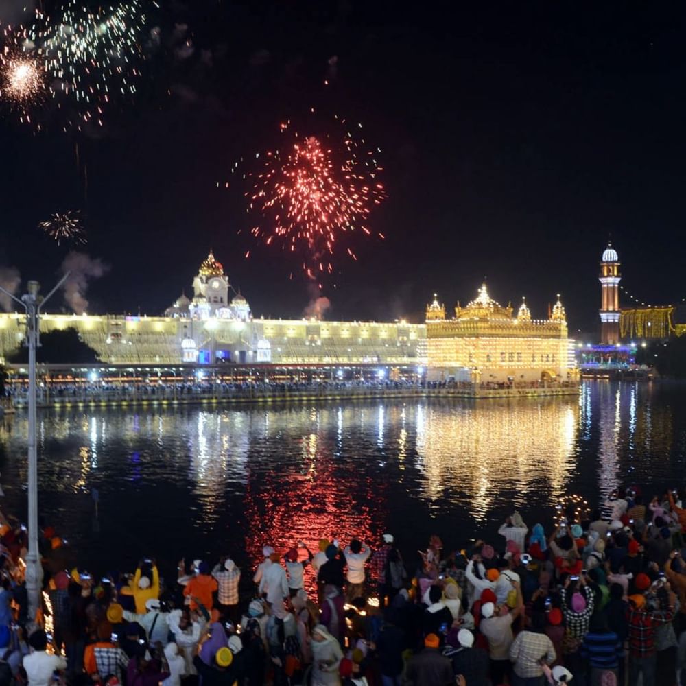 ਗੁਰਪੂਰਬ ਮੌਕੇ ਸਿੱਖਾਂ ਦੇ ਪਵਿੱਤਰ ਅਸਥਾਨ ਸ੍ਰੀ ਹਰਿਮੰਦਰ ਸਾਹਿਬ ਹਜ਼ਾਰਾਂ ਰੋਸ਼ਨੀਆਂ ਅਤੇ ਸਜਾਵਟ ਨਾਲ ਸਜਾਇਆ ਗਿਆ ਹੈ। ਪਵਿੱਤਰ ਸਰੋਵਰ ਪੂਰੇ ਹਰਿਮੰਦਰ ਸਾਹਿਬ ਰੌਸ਼ਾਨਾ ਰਿਹਾ ਹੈ। ਜਿਸ ਕਾਰਨ ਬਹੁਤ ਮਨਮੋਹਕ ਮਾਹੌਲ ਦੇਖਣ ਨੂੰ ਮਿਲਿਆ।