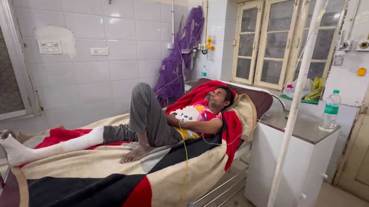 ਮਾਨਸਾ: ਜ਼ਿੰਦਾ ਲਾਵਾਰਿਸ ਮਰੀਜ਼ਾਂ ਨੂੰ ਡਾਕਟਰਾਂ ਨੇ ਕਬਰਸਤਾਨ ਦੇ ਬਾਹਰ ਸੁੱਟਿਆ