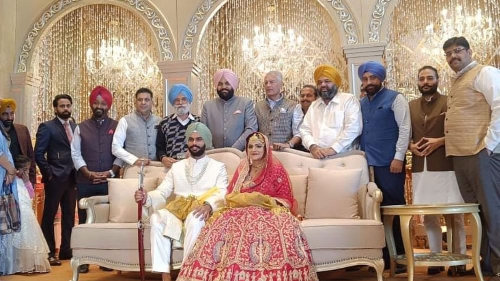 ਵਿਧਾਇਕ ਜਸਵਿੰਦਰ ਸਿੰਘ ਰਮਦਾਸ ,ਹਰਿੰਦਰ ਸਿੰਘ , ਸਤਪਾਲ ਸਿੰਘ ਸੋਖੀ , ਜਗਰੂਪ ਸਿੰਘ ਸੇਖਵਾਂ , ਪ੍ਰਵੀਨ ਪੁਰੀ ,ਮਨਦੀਪ ਸਿੰਘ ਮੰਨਾ , ਕਰਮਜੀਤ ਸਿੰਘ ਰਿੰਟੂ, ਕੁੰਵਰ ਵਿਜੇ ਪ੍ਰਤਾਪ ਸਿੰਘ , ਭਗਵੰਤਪਾਲ ਸਿੰਘ ਸੱਚਰ, ਹਰਪ੍ਰਤਾਪ ਸਿੰਘ ਅਜਨਾਲਾ, ਮਿਠੂ ਮੈਦਾਨ ,ਮੈਂਬਰ ਪਾਰਲੀਮੈਂਟ ਅਮਰ ਸਿੰਘ ,ਗੁਰਪ੍ਰੀਤ ਸਿੰਘ ਰੰਧਾਵਾ , ਭੁਪਿੰਦਰ ਸਿੰਘ ਰੰਧਾਵਾ ,ਤੋਂ ਇਲਾਵਾ ਹੋਰ ਵੀ ਵੱਖ -ਵੱਖ ਸਿਆਸੀ ਪਾਰਟੀਆਂ ਦੇ ਆਗੂਆਂ ਤੋਂ ਸਮਾਜਿਕ , ਧਾਰਮਿਕ ਖੇਤਰ ਦੀਆਂ ਉੱਘੀਆਂ ਸਖਸ਼ੀਅਤ ਹਾਜ਼ਰ ਸਨ।