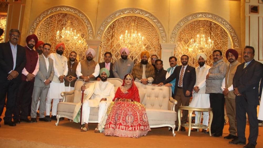 ਇਨ੍ਹਾਂ ਸਾਰਿਆਂ ਦੇ ਨਾਲ-ਨਾਲ ਕਾਂਗਰਸ ਦੇ ਸਾਬਕਾ ਪ੍ਰਧਾਨ ਰਾਹੁਲ ਗਾਂਧੀ ਨੇ ਵੀ ਪੂਰੇ ਔਜਲਾ ਪਰਿਵਾਰ ਅਤੇ ਨਵ-ਵਿਆਹੁਤਾ ਜੋੜੇ ਨੂੰ ਵਧਾਈ ਸੰਦੇਸ਼ ਭੇਜੇ ਅਤੇ ਉਨ੍ਹਾਂ ਦੀ ਆਉਣ ਵਾਲੀ ਨਵੀਂ ਜ਼ਿੰਦਗੀ ਲਈ ਸ਼ੁਭਕਾਮਨਾਵਾਂ ਦਿੱਤੀਆਂ।