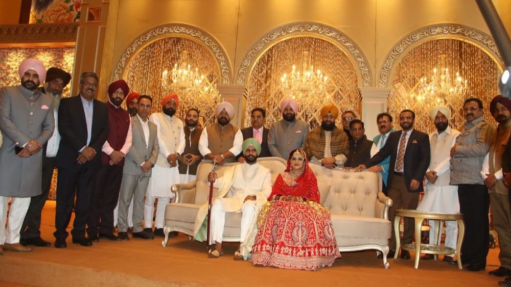 ਸ੍ਰੀ ਅਕਾਲ ਤਖ਼ਤ ਸਾਹਿਬ ਦੇ ਜੱਥੇਦਾਰ ਰਘੁਬੀਰ ਸਿੰਘ ਵੀ ਉਚੇਚੇ ਤੌਰ ਤੇ ਦੋਵਾਂ ਪਰਿਵਾਰਾਂ ਦੀ ਖੁਸ਼ੀ ਵਿੱਚ ਸ਼ਾਮਿਲ ਹੋਣ ਲਈ ਪੁੱਜੇ, ਜਦੋਂਕਿ ਕਿ ਸ੍ਰੋਮਣੀ ਗੁਰਦੁਆਰਾ ਪ੍ਰਬੰਧ ਕਮੇਟੀ ਦੇ ਪ੍ਰਧਾਨ ਹਰਜਿੰਦਰ ਸਿੰਘ ਧਾਮੀ ਬਾਬਾ ਕਸ਼ਮੀਰ ਸਿੰਘ ਅਤੇ ਰਾਧਾ ਸੁਆਮੀ ਡੇਰਾ ਬਾਬਾ ਗੁਰਿੰਦਰ ਸਿੰਘ ਨੇ ਵੀ ਔਜਲਾ ਪਰਿਵਾਰ ਅਤੇ ਨਵ-ਵਿਅਹੁਤਾ ਜੋੜੀ ਨੂੰ ਆਪਣੀਆਂ ਸ਼ੁਭਕਾਮਨਾਵਾਂ ਉਚੇਚੇ ਤੌਰ ਤੇ ਭੇਜੀਆਂ ।