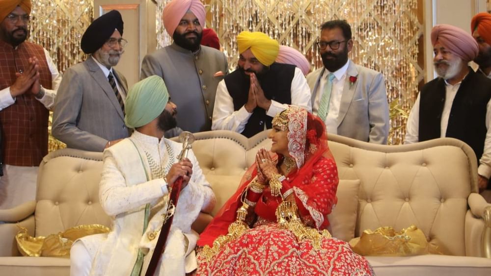 ਨਵੇਂ ਵਿਆਹੇ ਜੋੜੇ ਨੂੰ ਆਸ਼ੀਰਵਾਦ ਦੇਣ ਲਈ ਮੁੱਖ ਮੰਤਰੀ ਭਗਵੰਤ ਮਾਨ, ਸਾਬਕਾ ਉਪ-ਮੁੱਖ ਮੰਤਰੀ ਅਤੇ ਸ੍ਰੋਮਣੀ ਅਕਾਲੀ ਦਲ ਬਾਦਲ ਦੇ ਪ੍ਰਧਾਨ ਸੁਖਬੀਰ ਸਿੰਘ ਬਾਦਲ, ਬਿਕਰਮ ਸਿੰਘ ਮਜੀਠਾ , ਵਿਰੋਧੀ ਧਿਰ ਦੇ ਨੇਤਾ ਪ੍ਰਤਾਪ ਸਿੰਘ ਬਾਜਵਾ , ਓਪੀ ਸੋਨੀ , ਭਾਜਪਾ ਦੇ ਪ੍ਰਧਾਨ ਸੁਨੀਲ ਜਾਖੜ ਉਤਰ-ਪ੍ਰਦੇਸ਼ ਦੇ ਸਾਬਕਾ ਮੁੱਖ ਮੰਤਰੀ ਜਗਦੇਵ ਅੰਬਿਕਾ , ਕੈਬਨਿਟ ਮੰਤਰੀ ਕੁਲਦੀਪ ਸਿੰਘ ਧਾਲੀਵਾਲ , ਮੁਨੀਸ਼ ਤਿਵਾੜੀ , ਰਵਨੀਤ ਸਿੰਘ ਬਿਟੂ , ਜਗਵਿੰਦਰਪਾਲ ਸਿੰਘ ਜੱਗਾ ਮਜੀਠਾ, ਸੁਖਪਾਲ ਸਿੰਘ ਭੁਲਰ,ਡਾ ਰਾਜ ਕੁਮਾਰ ਵੇਰਕਾ ਮੌਜੂਦ ਸਨ।
