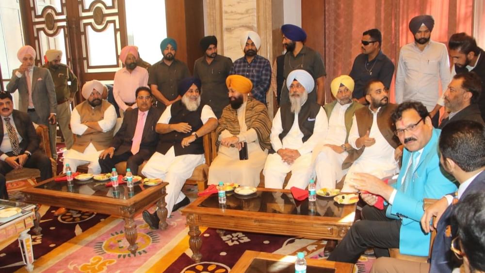 ਵਿਕਾਸ ਸੋਨੀ , ਰਮਿੰਦਰ ਆਂਵਲਾ , ਸੀ ਪੀ ਨੌਨਿਹਾਲ ਸਿੰਘ , ਪੀ ਪੀ ਗੁਰਾਇਆ, ਸੁਨੀਲ ਦੱਤੀ ,ਨਵਦੀਪ ਗੋਲਡੀ , ਕਰਮਜੀਤ ਸਿੰਘ ਰਿੰਟੂ , ਮਨਦੀਪ ਮੰਨਾ , ਹਰਮੀਤ ਸਿੰਘ ਸੰਧੂ ,ਸੰਨੀ ਜੰਡਿਆਲਾ , ਬਿਕਰਮਜੀਤ ਸਿੰਘ ਚੌਧਰੀ ,ਬ੍ਰਹਮ ਮਹਿੰਦਰਾ , ਬਲਦੇਵ ਰਾਜ ਚਾਵਲਾ , ਰਾਮ ਚਾਵਲਾ ,ਵਰੁਣ ਇਲਾਹਬਾਦੀ ,ਰਾਜੂ ਮਹਾਜਨ , ਮੁਹੰਮਦ ਸਦੀਕ ,ਸੁਨੀਲ ਦੱਤੀ, ਅਸ਼ਵਨੀ ਸੇਖੜੀ ,ਜੁਗਲ ਕਿਸ਼ੋਰ ਸ਼ਰਮਾ, ਜੋਗਿੰਦਰ ਪਾਲ ਢੀਂਗਰਾ , ਸਾਬਕਾ ਕੈਬਨਿਟ ਮੰਤਰੀ ਤਿ੍ਪਤ ਰਾਜਿੰਦਰ ਸਿੰਘ ਬਾਜਵਾ ਵੀ ਨਵੇ ਵਿਆਹੇ ਜੋੜੇ ਨੂੰ ਆਸ਼ੀਰਵਾਦ ਦੇਣ ਪਹੁੰਚੇ।