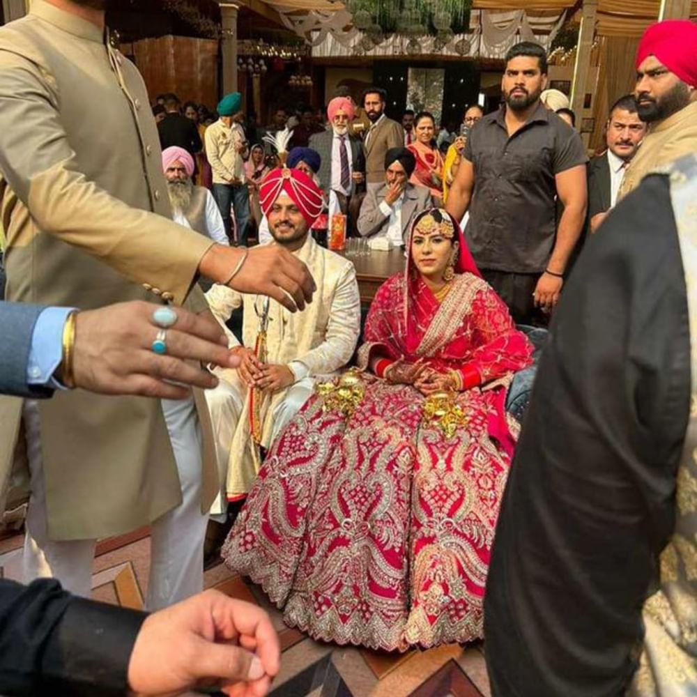 ਪ੍ਰਸ਼ੰਸਕ ਦਾ ਕਹਿਣਾ ਹੈ ਕਿ -"ਬੈਕ ਟੂ ਬੈਕ ਫਿਲਮਾਂ ਦੇ ਰਹੇ ਗੁਰਨਾਮ ਨੂੰ ਵਿਆਹ ਕਰਨ ਦਾ ਟਾਇਮ ਕਦੋਂ ਮਿਲਿਆ?"। ਕਈ ਫੈਨਸ ਨੇ ਲਿਖਿਆ- "ਵੀਰੇ ਨਾਇਸ ਜੋੜੀ, ਨਵੇਂ ਵਿਆਹੇ ਜੋੜੇ ਨੂੰ ਰੱਬ ਖੁਸ਼ ਰੱਖੇ।"