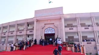 HC ਨੇ ਸਰਕਾਰੀ ਡਾਕਟਰ ਨੂੰ ਦਿੱਤੀ ਚੋਣ ਲੜਨ ਦੀ ਇਜਾਜ਼ਤ, ਅਸਤੀਫੇ ਨੂੰ ਲੈ ਕੇ ਦਿੱਤਾ ਵਿਲੱਖਣ ਫੈਸਲਾ HC ਨੇ ਸਰਕਾਰੀ ਡਾਕਟਰ ਨੂੰ ਦਿੱਤੀ ਚੋਣ ਲੜਨ ਦੀ ਇਜਾਜ਼ਤ, ਅਸਤੀਫੇ ਨੂੰ ਲੈ ਕੇ ਦਿੱਤਾ ਵਿਲੱਖਣ ਫੈਸਲਾ