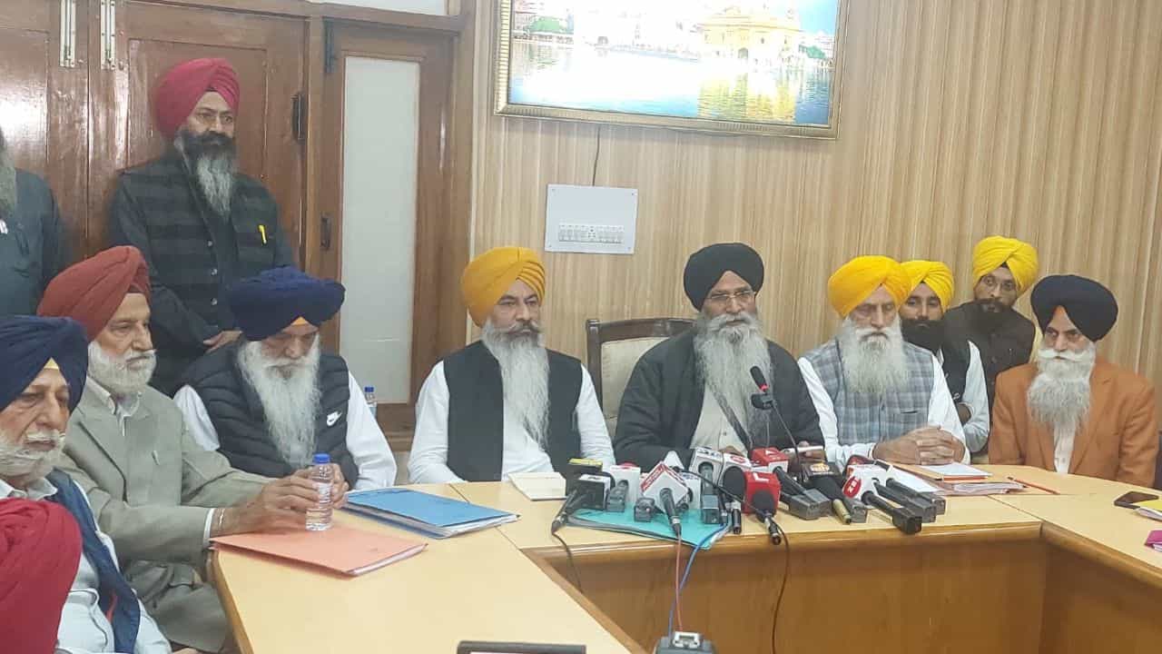 SGPC ਨੇ ਬੰਦੀ ਸਿੱਖਾਂ ਲਈ ਬੁਲਾਈ ਮੀਟਿੰਗ: ਇਨਸਾਫ਼ ਮੋਰਚਾ ਵੀ ਕਰੇਗਾ ਜ਼ੋਰਦਾਰ ਵਿਰੋਧ; ਸ਼ਨੀਵਾਰ ਨੂੰ ਟੋਲ ਪਲਾਜ਼ਾ 3 ਘੰਟੇ ਲਈ ਫ੍ਰੀ SGPC ਨੇ ਬੰਦੀ ਸਿੱਖਾਂ ਲਈ ਬੁਲਾਈ ਮੀਟਿੰਗ: ਇਨਸਾਫ਼ ਮੋਰਚਾ ਵੀ ਕਰੇਗਾ ਜ਼ੋਰਦਾਰ ਵਿਰੋਧ; ਸ਼ਨੀਵਾਰ ਨੂੰ ਟੋਲ ਪਲਾਜ਼ਾ 3 ਘੰਟੇ ਲਈ ਫ੍ਰੀ