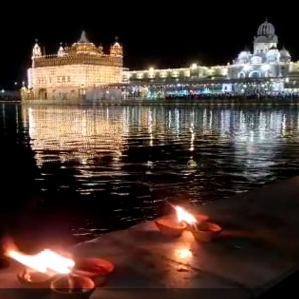 ਦੇਸ਼ ਦੀਆਂ ਵੱਖ-ਵੱਖ ਥਾਵਾਂ ਤੋਂ ਪੁੱਜੀ ਸੰਗਤ ਨੇ ਕਿਹਾ ਕਿ ਬੰਦੀ ਛੋੜ ਦਿਵਸ ਮੌਕੇ ਜਿਥੇ ਸੱਚਖੰਡ ਸ੍ਰੀ ਹਰਿਮੰਦਰ ਸਾਹਿਬ ਦਾ ਚੌਗਿਰਦਾ ਲਾਈਟਿੰਗ ਤੇ ਦੀਪਮਾਲਾ ਨਾਲ ਰੁਸ਼ਨਾਉਣਾ ਹੈ, ਉਥੇ ਹੀ ਸ਼ਬਦ ਗੁਰੂ ਦੀ ਸਾਧਨਾ ਦੁਆਰਾ ਮਨ ਵੀ ਰੋਸ਼ਨ ਕਰਨਾ ਚਾਹੀਦਾ ਹੈ।