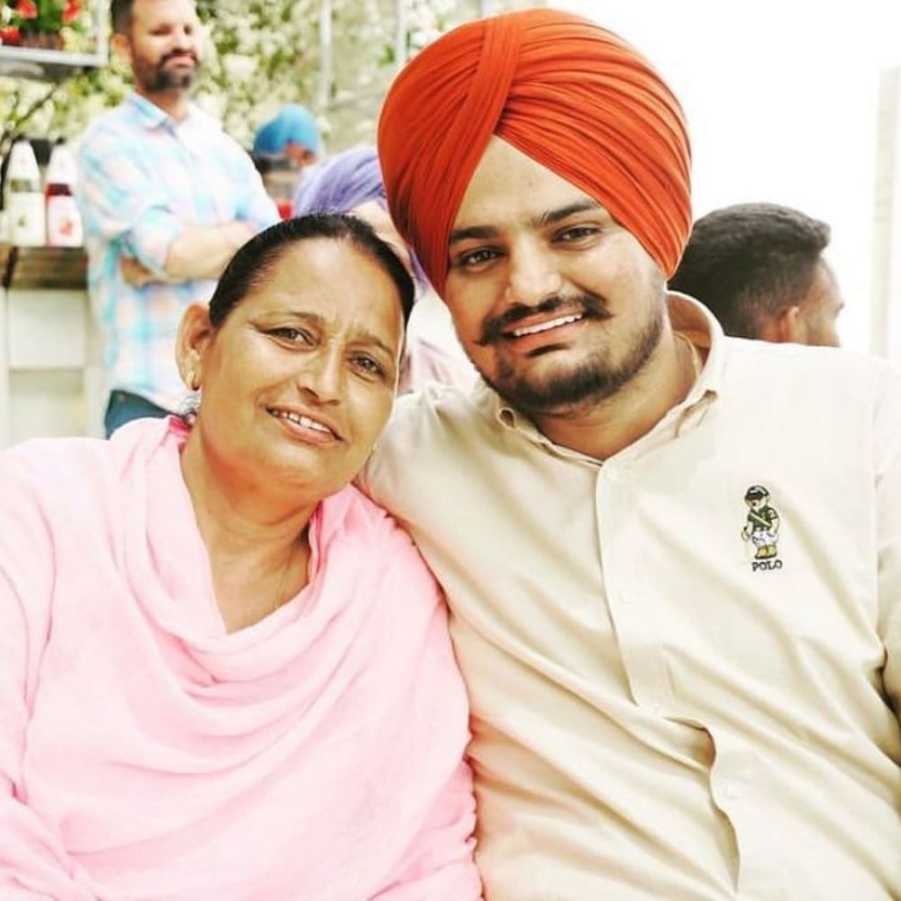 ਨਵੇਂ ਗੀਤ ਦੇ ਪੋਸਟਰ ਨੂੰ ਗਾਇਕ ਦੀ ਮਾਤਾ ਚਰਨ ਕੌਰ ਵੱਲੋਂ ਆਪਣੇ ਇੰਸਟਾਗ੍ਰਾਮ 'ਤੇ ਵੀ ਸ਼ੇਅਰ ਕੀਤਾ ਗਿਆ। ਸ਼ੇਅਰ ਦੇ ਕੈਪਸ਼ਨ ਵਿੱਚ ਮਾਤਾ ਚਰਨ ਕੌਰ ਨੇ ਆਪਣੇ ਪੁੱਤਰ ਨੂੰ ਯਾਦ ਕਰ ਕੈਪਸ਼ਨ ਲਿਖਿਆ- ਆ ਗਿਆ ਮੇਰਾ ਬੱਬਰ ਸ਼ੇਰ ਤੇ ਤੁਹਾਡਾ ਭਰਾ ਧੱਕ ਪਾਉਣ, ਸੌਖਾ ਨਹੀਂ ਰਾਹ ਖਾਲੀ ਕਰਦੋ।