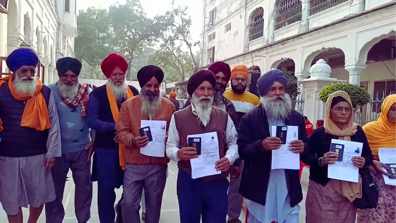 ਗੁਰੂ ਨਾਨਕ ਦੇਵ ਜੀ ਦਾ ਪ੍ਰਕਾਸ਼ ਪੁਰਬ: ਸਿੱਖ ਸ਼ਰਧਾਲੂਆਂ ਦਾ ਜੱਥਾ ਭਲਕੇ ਨੂੰ ਪਾਕਿਸਤਾਨ ਲਈ ਹੋਵੇਗਾ ਰਵਾਨ, SGPC ਨੇ ਵੰਡੇ ਵੀਜ਼ਾ ਲੱਗੇ ਪਾਸਪੋਰਟ ਗੁਰੂ ਨਾਨਕ ਦੇਵ ਜੀ ਦਾ ਪ੍ਰਕਾਸ਼ ਪੁਰਬ: ਸਿੱਖ ਸ਼ਰਧਾਲੂਆਂ ਦਾ ਜੱਥਾ ਭਲਕੇ ਨੂੰ ਪਾਕਿਸਤਾਨ ਲਈ ਹੋਵੇਗਾ ਰਵਾਨ, SGPC ਨੇ ਵੰਡੇ ਵੀਜ਼ਾ ਲੱਗੇ ਪਾਸਪੋਰਟ