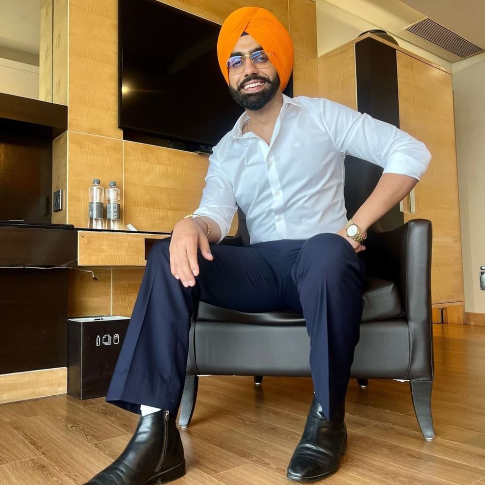 ਐਕਟਿੰਗ ਅਤੇ ਗਾਇਕੀ ਦੇ ਨਾਲ-ਨਾਲ ਐਮੀ ਦੀ ਫੈਸ਼ਨ ਸੈਂਸ ਵੀ ਕਾਫੀ ਚਰਚਾ ਵਿੱਚ ਰਹਿੰਦੀ ਹੈ। ਜਿਸ ਕਾਰਨ ਅੱਜ ਅਸੀਂ ਤੁਹਾਡੇ ਵਾਰਡਰੋਬ ਲਈ ਉਨ੍ਹਾਂ ਤੋਂ ਇੰਸਪਾਇਰਡ ਕੁੱਝ ਲੈਟੇਸਟ ਅਤੇ ਟ੍ਰੈਂਡੀ ਆਉਟਫਿੱਟ ਲੈ ਕੇ ਆਏ ਹਾਂ। ਇਸ ਕੁਲੈਕਸ਼ਨ ਨੂੰ ਤੁਸੀਂ ਆਉਣ ਵਾਲੇ ਦੀਵਾਲੀ ਦੇ ਤਿਉਹਾਰ ਅਤੇ ਵਿਆਹ ਸ਼ਾਦੀਆਂ ਵਿੱਚ ਵੀ ਕੈਰੀ ਕਰ ਸਕਦੇ ਹੋ।