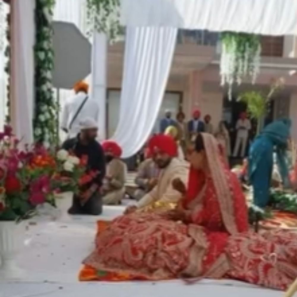 ਗੁਰਨਾਮ ਭੁੱਲਰ ਦੇ ਵਿਆਹ ਦੀਆਂ ਤਸਵੀਰਾਂ ਸੋਸ਼ਲ ਮੀਡੀਆ 'ਤੇ ਕਾਫੀ ਤੇਜ਼ੀ ਨਾਲ ਵਾਇਰਲ ਹੋ ਰਹੀਆਂ ਹਨ। ਇਹ ਤਸਵੀਰਾਂ ਉਨ੍ਹਾਂ ਦੇ ਫੈਨਸ ਨੇ ਸੋਸ਼ਲ ਮੀਡੀਆ ਤੋਂ ਸ਼ੇਅਰ ਕੀਤੀ ਗਈਆਂ ਹਨ। ਫੋਟੋਆਂ ਵਿੱਚ ਗੁਰਨਾਮ ਵਿਆਹ ਦੇ ਬੰਧਨ ਵਿੱਚ ਬੱਝਦੇ ਨਜ਼ਰ ਆ ਰਹੇ ਹਨ।