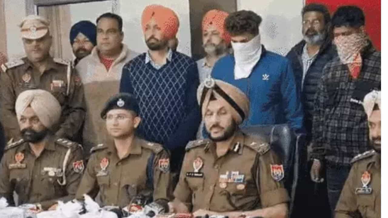 ਗੈਂਗਸਟਰ ਜਸਮੀਤ ਲੱਕੀ ਦੇ ਦੋ ਸਾਥੀ ਗ੍ਰਿਫਤਾਰ, ਅੰਮ੍ਰਿਤਸਰ ਪੁਲਿਸ ਨੇ 42 ਕਰੋੜ ਦੀ ਹੈਰੋਇਨ ਕੀਤੀ ਜ਼ਬਤ ਗੈਂਗਸਟਰ ਜਸਮੀਤ ਲੱਕੀ ਦੇ ਦੋ ਸਾਥੀ ਗ੍ਰਿਫਤਾਰ, ਅੰਮ੍ਰਿਤਸਰ ਪੁਲਿਸ ਨੇ 42 ਕਰੋੜ ਦੀ ਹੈਰੋਇਨ ਕੀਤੀ ਜ਼ਬਤ