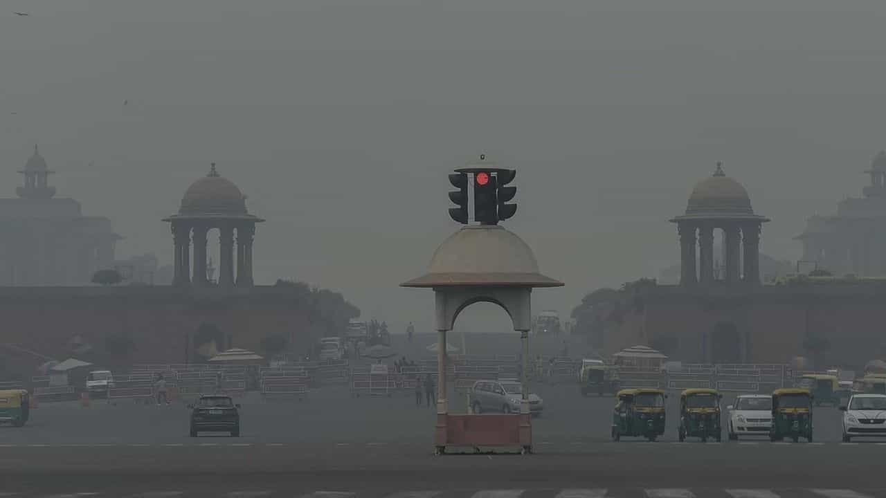 ਦੀਵਾਲੀ ਦੀ ਰਾਤ ਹਵਾ ਚ ਘੁਲਿਆ ਜ਼ਹਿਰ! ਦਿੱਲੀ ਦੀਆਂ ਸੜਕਾਂ ਤੇ ਚੱਲੇ ਪਟਾਕੇ, ਅਸਮਾਨ ਚ ਛਾਇਆ ਧੂੰਆਂ