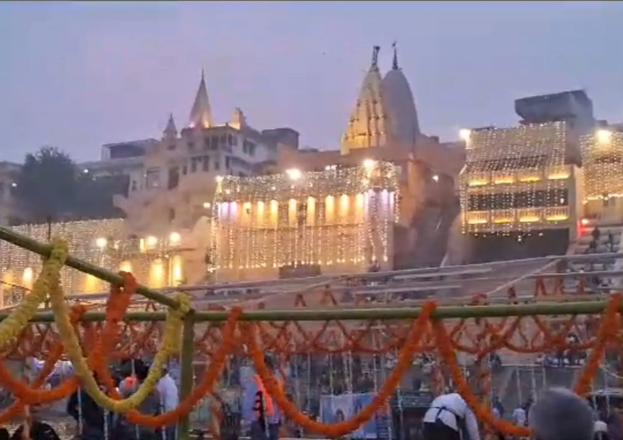 ਕਾਸ਼ੀ ਦੇ ਘਾਟਾਂ 'ਤੇ ਜਗਦੇ ਦੀਵਿਆਂ ਨੂੰ ਦੇਖ ਕੇ ਇੰਝ ਲੱਗਦਾ ਹੈ ਜਿਵੇਂ ਧਰਤੀ 'ਤੇ ਤਾਰਿਆਂ ਦੀ ਚਾਦਰ ਵਿਛਾ ਦਿੱਤੀ ਗਈ ਹੋਵੇ। ਇਸ ਤੋਂ ਇਲਾਵਾ ਲਾਈਟਾਂ ਨਾਲ ਜਗਮਗਾਉਂਦੇ ਪੁਰਾਤਨ ਮੰਦਰਾਂ ਦੀ ਸ਼ਾਨ ਵੀ ਦੇਖਣਯੋਗ ਹੈ।