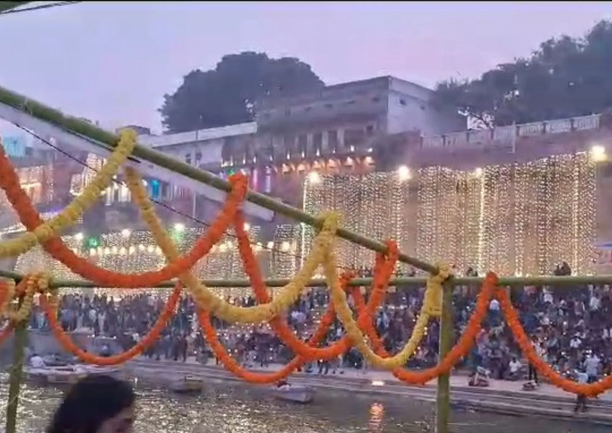 ਦੇਵ ਦੀਵਾਲੀ ਦੇ ਮੌਕੇ 'ਤੇ ਦੇਸ਼-ਵਿਦੇਸ਼ ਤੋਂ ਲੋਕ ਭਗਵਾਨ ਵਿਸ਼ਵਨਾਥ ਧਾਮ ਦੇ ਦਰਸ਼ਨਾਂ ਲਈ ਕਾਸ਼ੀ ਆਉਂਦੇ ਹਨ। ਜਿਸ ਕਾਰਨ ਕਾਸ਼ੀ ਦਾ ਹਰ ਘਾਟ ਸ਼ਰਧਾਲੂਆਂ ਨਾਲ ਭਰਿਆ ਨਜ਼ਰ ਆਇਆ।