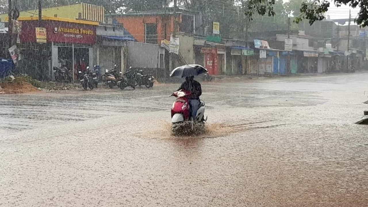 ਪੰਜਾਬ ਦੇ 11 ਜ਼ਿਲ੍ਹਿਆਂ ਚ ਰੁਕ-ਰੁਕ ਕੇ ਪੈ ਰਿਹਾ ਮੀਂਹ, ਯੈਲੋ ਅਲਰਟ ਜਾਰੀ; ਘਟੇਗਾ ਤਾਪਮਾਨ