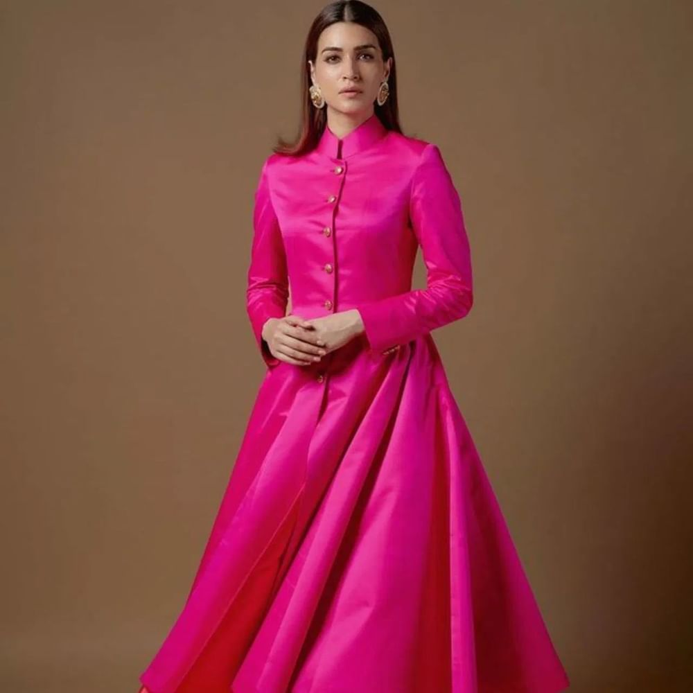 Diwali Stylish Outfits: ਦੀਵਾਲੀ ਦੇ ਤਿਉਹਾਰ 'ਤੇ ਹਰ ਪਾਸੇ ਧੂਮ ਦੇਖਣ ਨੂੰ ਮਿਲਦੀ ਹੈ। ਲੋਕ ਕਈ ਦਿਨ ਪਹਿਲਾਂ ਤੋਂ ਹੀ ਸ਼ਾਪਿੰਗ ਕਰਨੀ ਸ਼ੁਰੂ ਕਰ ਦਿੰਦੇ ਹਨ। ਦੀਵਾਲੀ 'ਤੇ ਘਰ ਦੀ ਪੂਜਾ ਦੇ ਲਈ ਅਤੇ ਫੋਟੋਆਂ ਦੇ ਲਈ ਤਿਆਰ ਹੋਣਾ ਜਾਂ ਫਿਰ ਦੋਸਤਾਂ ਦੇ ਨਾਲ ਦੀਵਾਲੀ ਪਾਰਟੀ,ਸਟਾਇਲੀਸ਼ ਕੱਪੜੇ ਪਾ ਕੇ ਫੈਸ਼ਨ ਸੈਂਸ਼ ਫਲਾਂਟ ਕਰਨ ਦਾ ਕ੍ਰੈਜ ਹੀ ਕੁੱਝ ਹੋਰ ਹੁੰਦਾ ਹਾ। ਜੇਕਰ ਤੁਸੀਂ ਆਪਣੀ ਦੀਵਾਲੀ ਪਾਰਟੀ ਦੀ Outfit ਨੂੰ ਲੈ ਕੇ ਹੋ confuse ਤਾਂ ਅਭਿਨੇਤਰੀਆਂ ਦੇ ਲੁੱਕਸ ਤੋਂ ਲੈ ਸਕਦੇ ਹੋ ਇੰਸਪੀਰੇਸ਼ਨ।