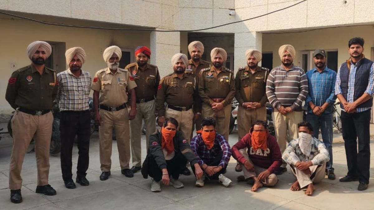 14 ਲੱਖ 55 ਹਜਾਰ ਡਰੱਗ ਮਨੀ ਸਮੇਤ 9 ਗ੍ਰਿਫ਼ਤਾਰ, ਪੂਰੇ ਪੰਜਾਬ ‘ਚ ਚਲਾ ਰਹੇ ਸਨ ਰੈਕੇਟ 14 ਲੱਖ 55 ਹਜਾਰ ਡਰੱਗ ਮਨੀ ਸਮੇਤ 9 ਗ੍ਰਿਫ਼ਤਾਰ, ਪੂਰੇ ਪੰਜਾਬ ‘ਚ ਚਲਾ ਰਹੇ ਸਨ ਰੈਕੇਟ