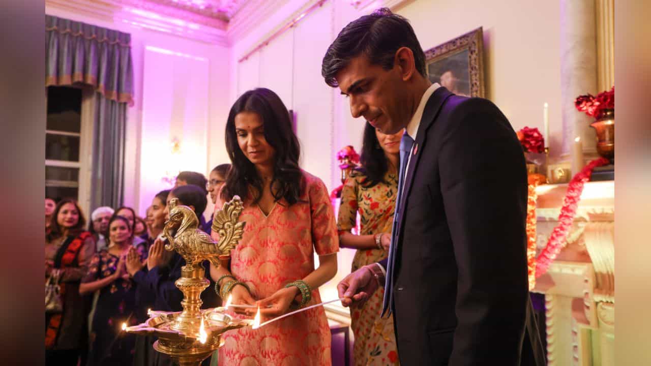 UK ਦੇ PM ਨੇ ਹਿੰਦੂ ਭਾਈਚਾਰੇ ਦੇ ਲੋਕਾਂ ਨਾਲ ਮਨਾਈ ਦੀਵਾਲੀ, ਪਤਨੀ ਨਾਲ ਦੀਵੇ ਜਗਾਉਂਦੇ ਨਜ਼ਰ ਆਏ ਸੁਨਕ