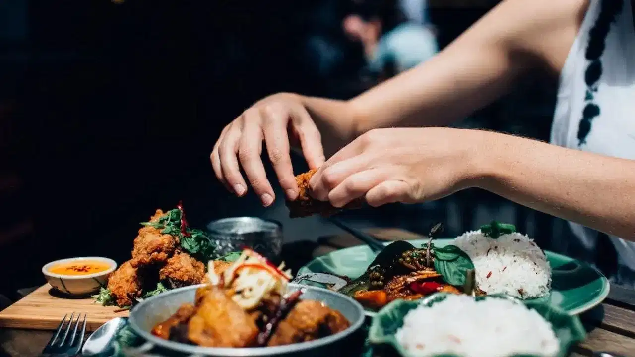 OMG! ਰੈਸਟੋਰੈਂਟ ਨੇ ਖਾਣੇ ਚ ਪਰੋਸ ਦਿੱਤੀ ਕੱਟੀ ਹੋਈ ਉਂਗਲੀ , ਔਰਤ ਨੇ ਸਲਾਦ ਦੇ ਨਾਲ ਚਬਾਈ, ਪਤਾ ਲੱਗਾ ਤਾਂ ਉੱਡ ਗਏ ਹੋਸ਼