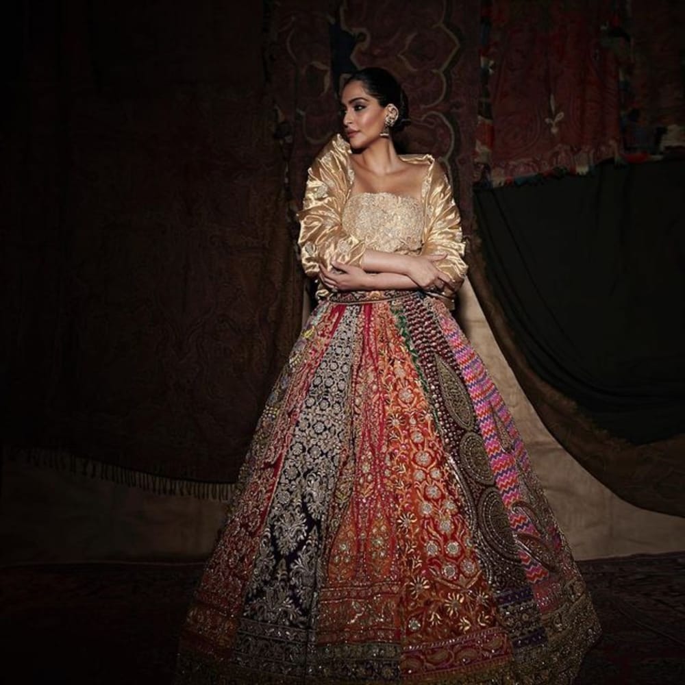 ਸੋਨਮ ਕਪੂਰ ਦਾ ਇਹ ਲਹਿੰਗਾ ਬੇਹੱਦ ਖੂਬਸੂਰਤ ਲੱਗ ਰਿਹਾ ਹੈ। ਇਸ ਲਹਿੰਗੇ ਤੋਂ ਮਾਡਰਨ ਲੁੱਕ ਦੇਖਣ ਨੂੰ ਮਿਲਿਆ। ਸੋਨਮ ਕਪੂਰ ਦੇ ਇਸ ਲਹਿੰਗੇ ਨੂੰ ਫੈਸ਼ਨ ਡਿਜ਼ਾਇਨਰ ਬੂ ਜਾਨੀ ਅਤੇ ਸੰਦੀਪ ਖੋਸਲਾ ਦੀ ਜੋੜੀ ਨੇ ਤਿਆਰ ਕੀਤਾ ਹੈ। ਸੋਨਮ ਦੇ ਲਹਿੰਗੇ ਵਿੱਚ ਸ਼ਾਮਲ 20 ਕਲੀਆਂ ਵਿੱਚੋਂ ਇੱਕ-ਇੱਕ ਨੂੰ ਅਲਗ-ਅਲਗ ਲਹਿੰਗੇ ਤੋਂ ਲਿਆ ਗਿਆ ਹੈ।