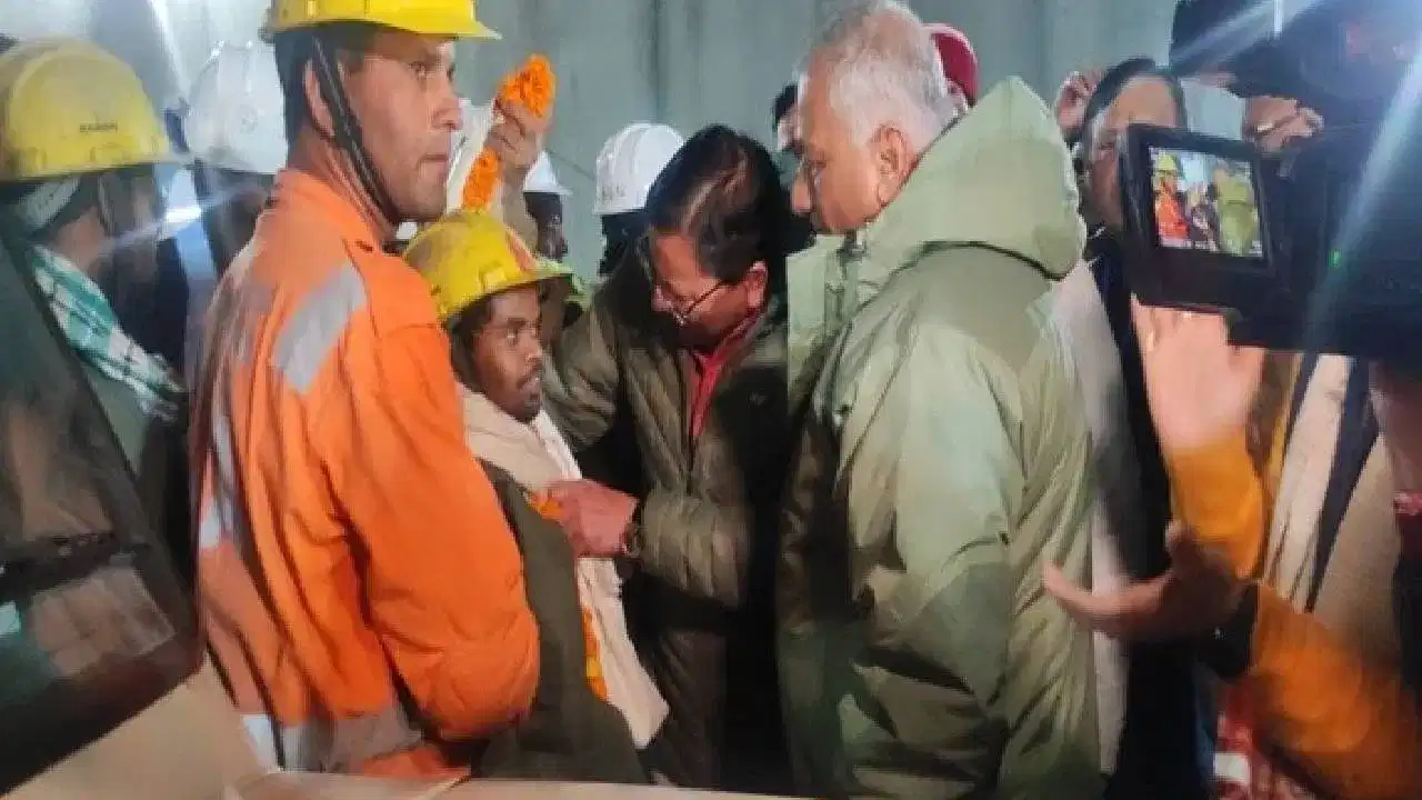 ਮੁਸ਼ਕਿਲਾਂ ਦੀ ਚੱਟਾਨ ਟੁੱਟੀ, ਜ਼ਿੰਦਗੀ ਮਿਲੀ ਨਵੀਂ... ਬਚਾਅ ਮਿਸ਼ਨ ਪੂਰਾ, ਸਾਰੇ 41 ਮਜ਼ਦੂਰਾਂ ਨੂੰ ਸੁਰੰਗ ਚੋਂ ਕੱਢਿਆ ਬਾਹਰ, ਵੇਖੋ ਤਸਵੀਰਾਂ