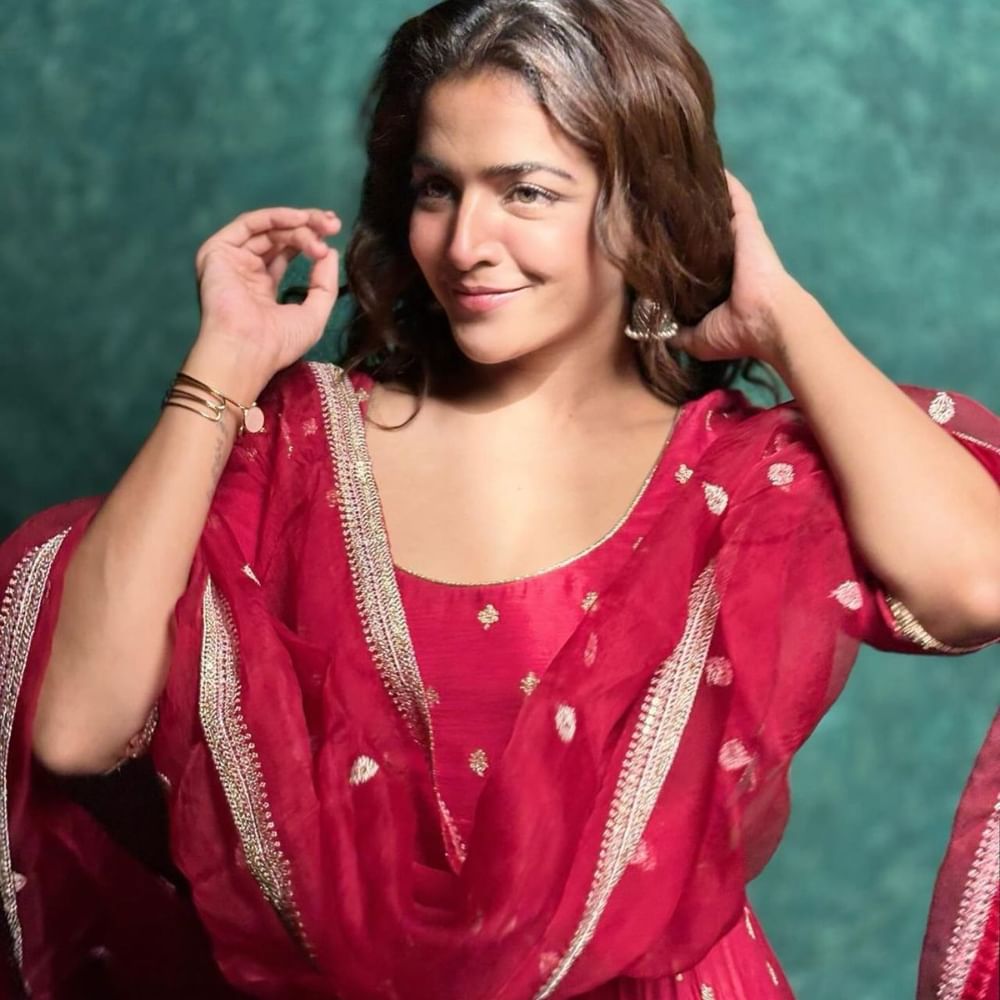ਪਾਲੀਵੁੱਡ ਅਦਾਕਾਰਾ ਵਾਮਿਕਾ ਗੱਬੀ ਦਾ ਫੈਸ਼ਨ ਸੈਂਸ ਕਾਫੀ ਟ੍ਰੈਂਡੀ ਅਤੇ ਸਟਾਇਲੀਸ਼ ਹੈ। ਅਦਾਕਾਰਾ ਰੋਜ਼ਾਨਾ ਆਪਣੇ ਸੋਸ਼ਲ ਮੀਡੀਆ ਅਕਾਊਂਟ ਤੇ ਨਵੀਆਂ ਫੋਟੋਆਂ ਸ਼ੇਅਰ ਕਰਦੀ ਰਹਿੰਦੀ ਹੈ। ਹਾਲ ਹੀ ਵਿੱਚ ਅਦਾਕਾਰਾ ਦੀਆਂ ਫੈਸਟਿਵ ਵਾਇਬਸ ਦੇਖਣ ਨੂੰ ਮਿਲਿਆ।