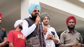 ਪੁੱਤ ਦੇ ਕਤਲ ਨੂੰ ਡੇਢ ਸਾਲ ਹੋ ਗਿਆ ਪਰ ਹਾਲੇ ਤੱਕ ਨਹੀਂ ਮਿਲਿਆ ਇਨਸਾਫ, ਫੈਂਸ ਨਾਲ ਮਿਲਣ ‘ਤੇ ਭਾਵੁਕ ਹੋਏ ਬਲਕੌਰ ਸਿੰਘ