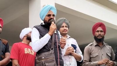 ਪੁੱਤ ਦੇ ਕਤਲ ਨੂੰ ਡੇਢ ਸਾਲ ਹੋ ਗਿਆ ਪਰ ਹਾਲੇ ਤੱਕ ਨਹੀਂ ਮਿਲਿਆ ਇਨਸਾਫ, ਫੈਂਸ ਨਾਲ ਮਿਲਣ 'ਤੇ ਭਾਵੁਕ ਹੋਏ ਬਲਕੌਰ ਸਿੰਘ ਪੁੱਤ ਦੇ ਕਤਲ ਨੂੰ ਡੇਢ ਸਾਲ ਹੋ ਗਿਆ ਪਰ ਹਾਲੇ ਤੱਕ ਨਹੀਂ ਮਿਲਿਆ ਇਨਸਾਫ, ਫੈਂਸ ਨਾਲ ਮਿਲਣ 'ਤੇ ਭਾਵੁਕ ਹੋਏ ਬਲਕੌਰ ਸਿੰਘ