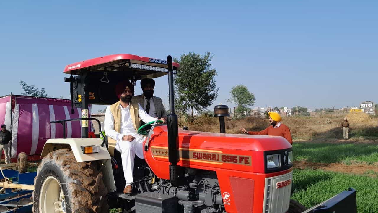 ਮੋਹਾਲੀ: ਕੈਬਨਿਟ ਮੰਤਰੀ ਨੇ ਨਜਾਇਜ਼ ਕਬਜ਼ੇ ਵਾਲੀ ਜ਼ਮੀਨ ਤੇ ਚਲਾਇਆ ਟ੍ਰੈਕਟਰ, ਪੰਚਾਇਤ ਨੂੰ ਸੌਂਪੀ 100 ਏਕੜ ਭੂਮੀ