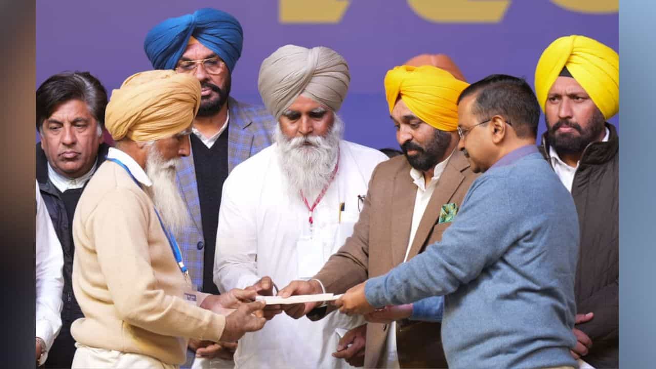 ਸ਼ਹੀਦ ਅਮਰੀਕ ਸਿੰਘ ਦੇ ਪਰਿਵਾਰ ਨੂੰ CM ਮਾਨ ਤੇ ਕੇਜਰੀਵਾਲ ਨੇ ਸੌਂਪਿਆ ਇੱਕ ਕਰੋੜ ਰੁਪਏ ਦੀ ਵਿੱਤੀ ਸਹਾਇਤਾ ਦਾ ਚੈੱਕ ਸ਼ਹੀਦ ਅਮਰੀਕ ਸਿੰਘ ਦੇ ਪਰਿਵਾਰ ਨੂੰ CM ਮਾਨ ਤੇ ਕੇਜਰੀਵਾਲ ਨੇ ਸੌਂਪਿਆ ਇੱਕ ਕਰੋੜ ਰੁਪਏ ਦੀ ਵਿੱਤੀ ਸਹਾਇਤਾ ਦਾ ਚੈੱਕ