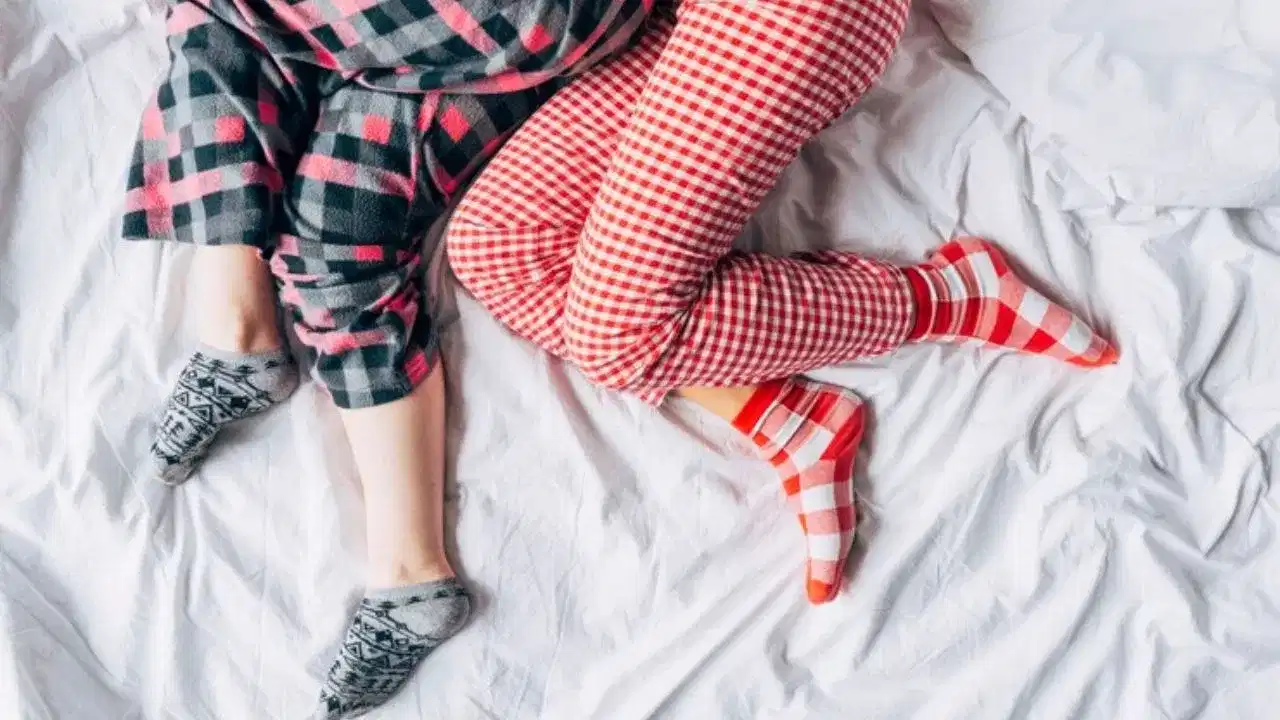 ਕੀ ਤੁਹਾਨੂੰ ਵੀ ਜੁਰਾਬਾਂ ਪਾ ਕੇ ਸੌਣ ਦੀ ਹੈ ਆਦਤ? ਜਾਣੋ ਇਸ ਦੇ ਨੁਕਸਾਨ