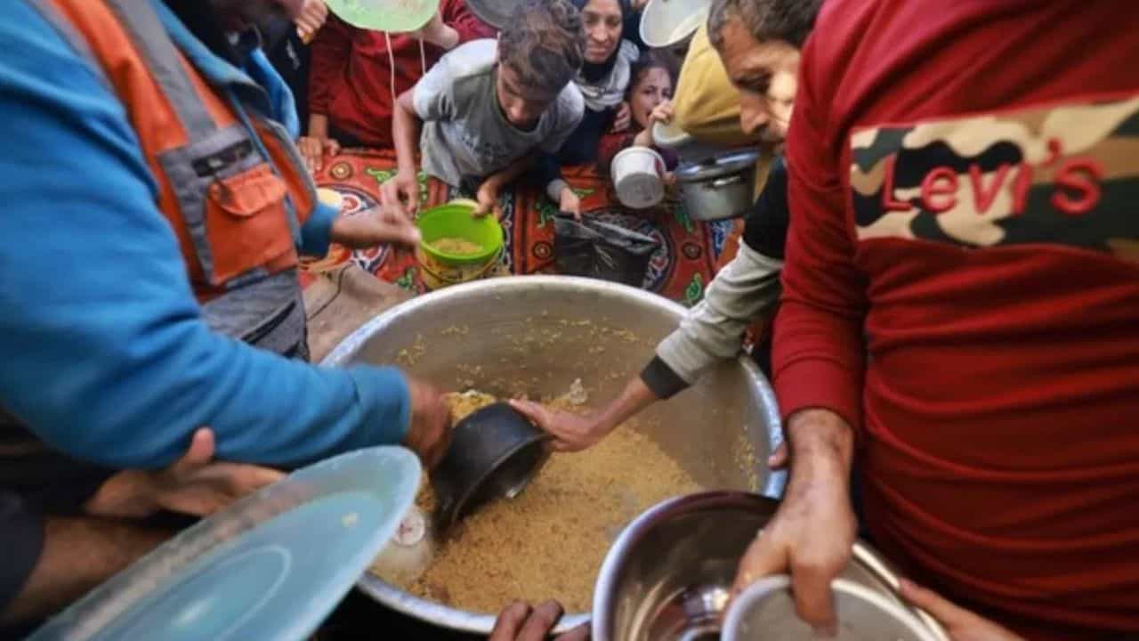 Shocking News: ਰੋਟੀ ਨਹੀਂ ਮਿਲੀ ਤਾਂ ਗਧਾ ਕੱਟ ਕੇ ਖਾ ਰਹੇ ਹਨ ਫਲਸਤੀਨੀ ਲੋਕ, ਦਾਣੇ-ਦਾਣੇ ਨੂੰ ਤਰਸ ਰਹੇ ਗਾਜ਼ਾ ਵਾਸੀ