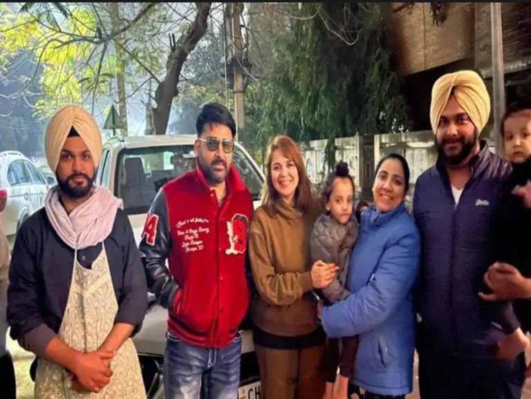 ਜਲੰਧਰ ਪਹੁੰਚੇ ਕਮੇਡੀਅਨ ਕਪਿਲ ਸ਼ਰਮਾ, ਪਰਿਵਾਰ ਸਮੇਤ ‘ਹਾਰਟ ਅਟੈਕ’ ਪਰਾਂਠੇ ਖਾਣ ਪਹੁੰਚੇ ਜਲੰਧਰ ਪਹੁੰਚੇ ਕਮੇਡੀਅਨ ਕਪਿਲ ਸ਼ਰਮਾ, ਪਰਿਵਾਰ ਸਮੇਤ ‘ਹਾਰਟ ਅਟੈਕ’ ਪਰਾਂਠੇ ਖਾਣ ਪਹੁੰਚੇ
