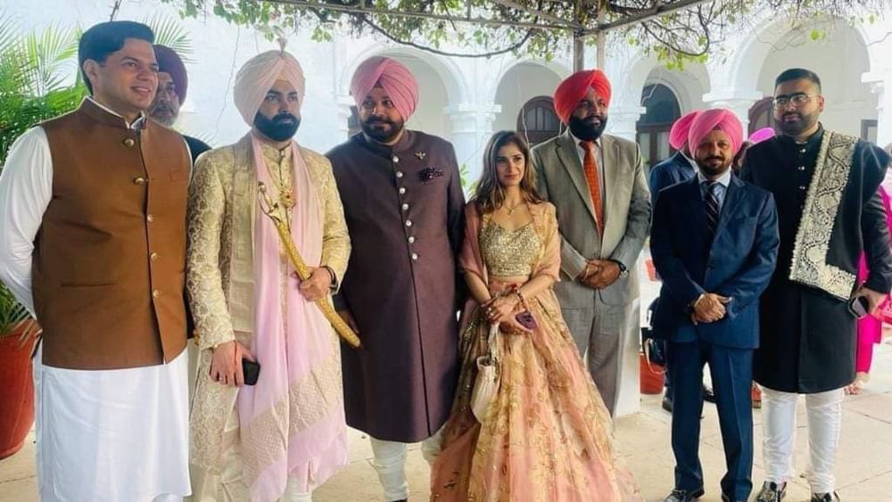 ਸਿੱਧੂ ਨੇ ਆਪਣੇ ਬੇਟੇ ਕਰਨ ਦੇ ਵਿਆਹ ਦੀਆਂ ਸਾਰੀਆਂ ਤਿਆਰੀਆਂ ਪਟਿਆਲਾ ਵਿੱਚ ਹੀ ਕੀਤੀਆਂ ਸਨ। ਸਿੱਧੂ ਜੇਲ੍ਹ ਤੋਂ ਰਿਹਾਅ ਹੋਣ ਤੋਂ ਬਾਅਦ ਪਟਿਆਲਾ ਵਿੱਚ ਹਨ। ਪਹਿਲਾਂ ਆਪਣੀ ਪਤਨੀ ਡਾ.ਨਵਜੋਤ ਕੌਰ ਦੇ ਇਲਾਜ ਕਾਰਨ ਅਤੇ ਫਿਰ ਆਪਣੇ ਬੇਟੇ ਦੇ ਵਿਆਹ ਕਾਰਨ ਉਹ ਆਪਣਾ ਜ਼ਿਆਦਾਤਰ ਸਮਾਂ ਪਟਿਆਲਾ ਵਿਚ ਹੀ ਬਿਤਾਉਂਦੇ ਰਹੇ ਹਨ।