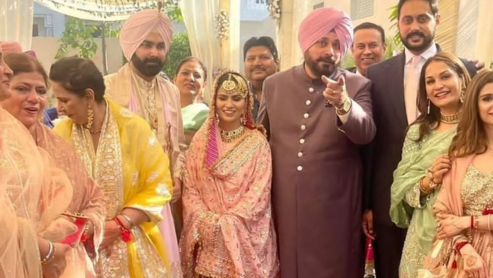 ਪੰਜਾਬ ਪ੍ਰਦੇਸ਼ ਕਾਂਗਰਸ ਕਮੇਟੀ ਦੇ ਸਾਬਕਾ ਪ੍ਰਧਾਨ ਨਵਜੋਤ ਸਿੰਘ ਸਿੱਧੂ ਦੇ ਬੇਟੇ ਕਰਨ ਸਿੱਧੂ ਦਾ ਵਿਆਹ ਵੀਰਵਾਰ ਨੂੰ ਪਟਿਆਲਾ ਵਿਖੇ ਬੜੀ ਹੀ ਧੂੰਮਧਾਮ ਨਾਲ ਹੋਇਆ। ਕਰਨ ਸਿੱਧੂ ਨੇ  ਇਨਾਇਤ ਕੌਰ ਨਾਲ ਲਾਵਾ ਲਈਆਂ।