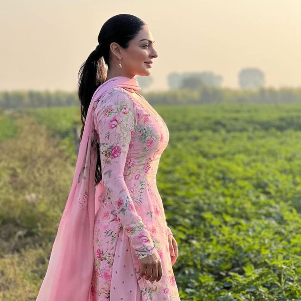 ਪੰਜਾਬੀ ਇੰਡਸਟਰੀ ਦੀ ਐਵਰਗ੍ਰੀਨ ਅਦਾਕਾਰਾ ਨੀਰੂ ਬਾਜਵਾ ਹਮੇਸ਼ਾ ਤੋਂ ਹੀ ਪਾਲੀਵੁੱਡ ਇੰਡਸਟਰੀ ਅਤੇ ਆਪਣੇ ਫੈਨਜ਼ ਦੇ ਦਿੱਲ 'ਤੇ ਆਪਣੀ ਐਕਟਿੰਗ ਅਤੇ ਖੂਬਸੂਰਤੀ ਨਾਲ ਰਾਜ ਕਰਦੀ ਆਈ ਹੈ।