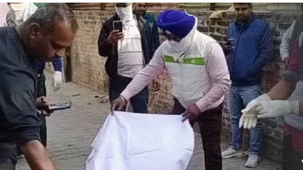 ਅੰਤਿਮ ਸਸਕਾਰ ਲਈ ਨਹੀਂ ਸਨ ਪੈਸੇ, ਘਰ ਵਿੱਚ ਹੀ ਦੱਬੀ ਬੇਟੇ ਦੀ ਲਾਸ਼, 5 ਦਿਨ ਬਾਅਦ ਪਹੁੰਚੇ ਰਿਸ਼ਤੇਦਾਰ, ਅੰਤਿਮ ਸਸਕਾਰ ਲਈ ਨਹੀਂ ਸਨ ਪੈਸੇ, ਘਰ ਵਿੱਚ ਹੀ ਦੱਬੀ ਬੇਟੇ ਦੀ ਲਾਸ਼, 5 ਦਿਨ ਬਾਅਦ ਪਹੁੰਚੇ ਰਿਸ਼ਤੇਦਾਰ,