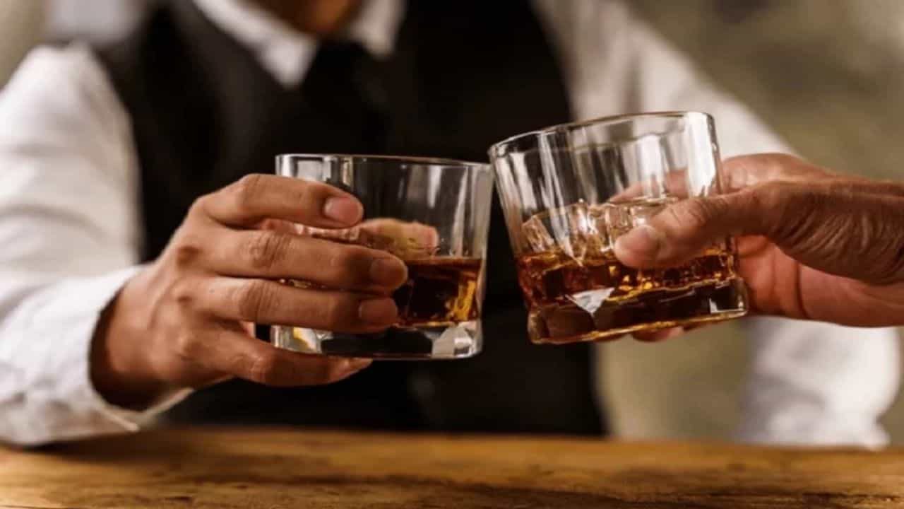 ਪਟਿਆਲਾ ਪੈੱਗ ਦਾ ਸਰੂਰ ਹੁਣ ਜੇਬ ਤੇ ਪਵੇਗਾ ਭਾਰੀ, ਨਹੀਂ ਹੋ ਰਿਹਾ ਵਿਸ਼ਵਾਸ ਤਾਂ ਪੜੋ ਇਹ ਖਬਰ