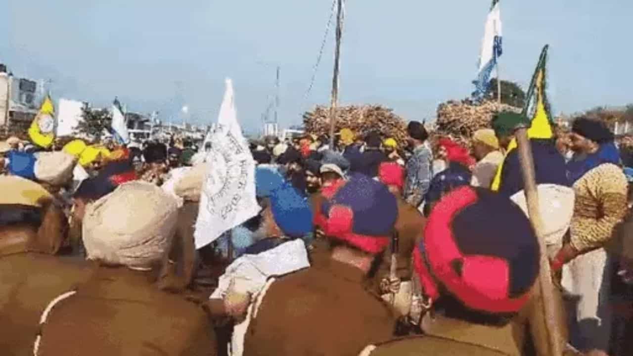 ਹੁਸ਼ਿਆਰਪੁਰ ਪੁਲਿਸ ਅਤੇ ਕਿਸਾਨਾਂ ਵਿਚਾਲੇ ਟਕਰਾਅ, 12 ਤੋਂ ਜ਼ਿਆਦਾ ਪ੍ਰਦਰਸ਼ਨਕਾਰੀ ਹਿਰਾਸਤ ਚ ਲਏ, ਆਪ ਦੀ ਰੈਲੀ ਦਾ ਕਰਨ ਜਾ ਰਹੇ ਸਨ ਵਿਰੋਧ