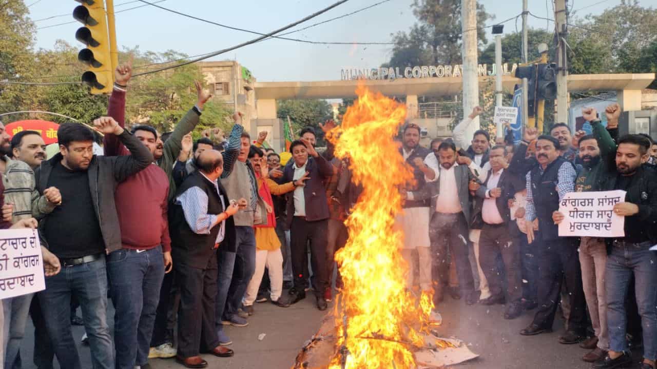 ਕਾਂਗਰਸੀ ਸੰਸਦ ਮੈਂਬਰ ਦੀ ਕੰਪਨੀ ਚੋਂ ਕਰੋੜਾਂ ਰੁਪਏ ਮਿਲਣ ਦਾ ਮਾਮਲਾ, ਪੰਜਾਬ ਭਾਜਪਾ ਨੇ ਕੀਤਾ ਪ੍ਰਦਰਸ਼ਨ, ਕਿਹਾ- ਕਾਂਗਰਸ ਨੇ 75 ਸਾਲ ਦੇਸ਼ ਨੂੰ ਲੁੱਟਿਆ