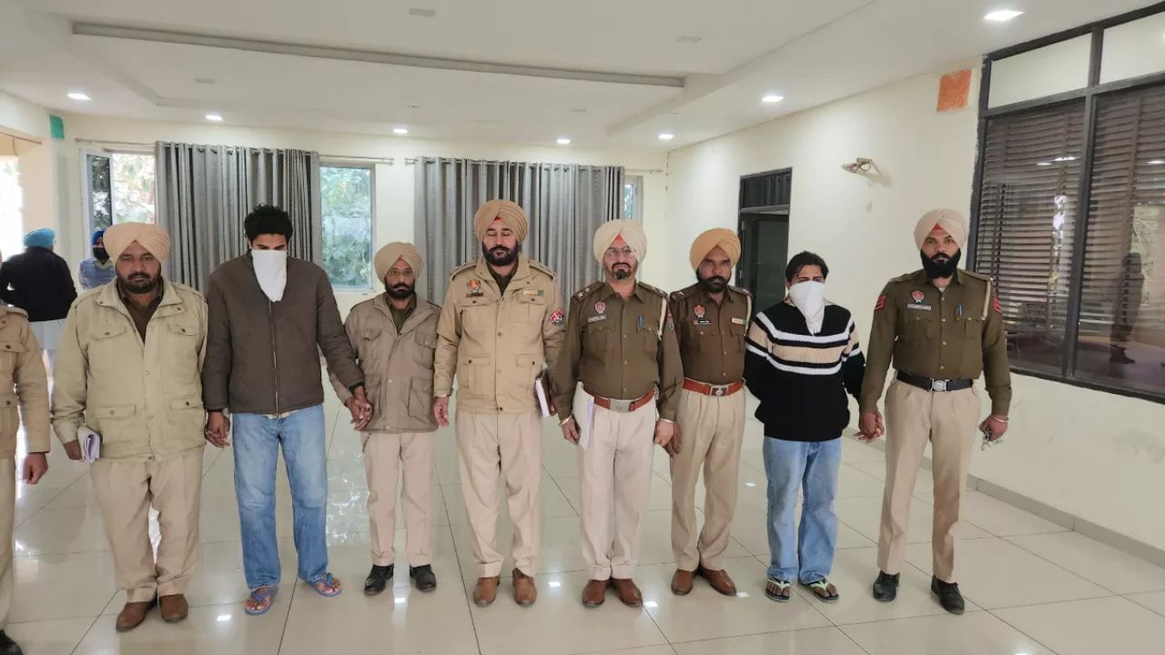 ਪੰਜਾਬ ਪੁਲਿਸ ਦਾ ਨਸ਼ੇ ਖਿਲਾਫ ਐਕਸ਼ਨ, ਪੁਲਿਸ ਕਾਂਸਟੇਬਲ ਸਣੇ ਦੋ ਗ੍ਰਿਫਤਾਰ, ਭਾਰੀ ਮਾਤਰਾ ਹੈਰੋਇਨ ਬਰਾਮਦ ਪੰਜਾਬ ਪੁਲਿਸ ਦਾ ਨਸ਼ੇ ਖਿਲਾਫ ਐਕਸ਼ਨ, ਪੁਲਿਸ ਕਾਂਸਟੇਬਲ ਸਣੇ ਦੋ ਗ੍ਰਿਫਤਾਰ, ਭਾਰੀ ਮਾਤਰਾ ਹੈਰੋਇਨ ਬਰਾਮਦ