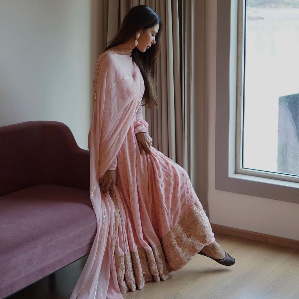 ਐਥਨੀਕ ਲੁੱਕ ਨੂੰ ਸੋਨਮ ਬਾਜਵਾ ਨੇ ਬਲੱਸ਼ ਮੇਕਅੱਪ ਨਾਲ ਹੋਰ ਨਿਖਾਰਿਆ ਹੈ। ਚਾਂਦ ਵਾਲੀਆਂ ਅਤੇ ਖੁੱਲੇ ਵਾਲਾਂ ਨਾਲ ਅਦਾਕਾਰਾ ਨੇ ਇਸ ਲੁੱਕ ਨੂੰ ਹੋਰ ਜ਼ਿਆਦਾ ਖੂਬਸੂਰਤ ਅਤੇ ਅਟਰੈਕਟਿਵ ਬਣਾਇਆ।