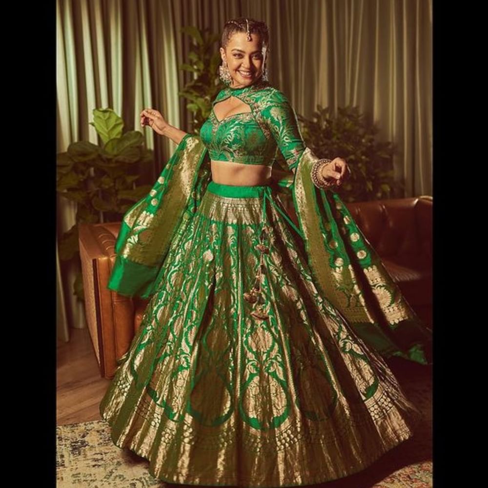 Green Vintage Lehnga: ਗ੍ਰੀਨ ਕਲਰ ਦਾ ਵਿੰਟੇਜ ਲਹਿੰਗਾ ਤੁਹਾਨੂੰ ਕਾਫੀ royal ਲੁੱਕ ਦੇਵੇਗਾ। ਇਸ ਦਾ ਬਲਾਊਜ਼ ਵੀ ਸੁਰਵੀਨ ਨੇ ਕਾਫੀ ਸਟਾਈਲਿਸ਼ ਰੱਖਿਆ ਹੈ। ਹੈਵੀ ਜੂਲਰੀ ਦੇ ਨਾਲ ਅਦਾਕਾਰਾ ਨੇ ਇਸ ਨੂੰ ਕੈਰੀ ਕੀਤਾ ਹੈ। ਨਾਲ ਹੀ ਸਮੋਕੀ ਮੇਕਅੱਪ ਨਾਲ ਆਪਣੇ ਲੁੱਕ ਨੂੰ ਕੰਪਲੀਟ ਕੀਤਾ ਹੈ।(Credit: Instagram: Surveen Chawla)