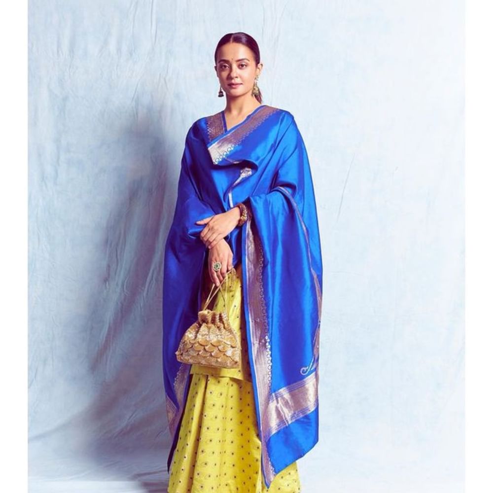 Plazzo Suit: ਸੁਰਵੀਨ ਦਾ ਯੈਲੋ ਪਲਾਜ਼ੋ ਸੂਟ ਉਨ੍ਹਾਂ ਨੂੰ ਐਫਰਟਲੈਸਲੀ ਬਿਊਟੀਫੁੱਲ ਬਣਾ ਰਿਹਾ ਹੈ। ਇਸ ਲੁੱਕ ਨੂੰ ਸੁਰਵੀਨ ਨੇ ਕਾਫੀ ਖੂਬਸੂਰਤੀ ਨਾਲ ਕੈਰੀ ਕੀਤਾ ਹੈ। ਹੈਂਡਬੈਗ ਇਸ ਲੁੱਕ ਨੂੰ ਹੋਰ ਵੀ ਜ਼ਿਆਦਾ ਕੰਪਲੀਮੈਂਟ ਕਰ ਰਿਹਾ ਹੈ।(Credit: Instagram: Surveen Chawla)