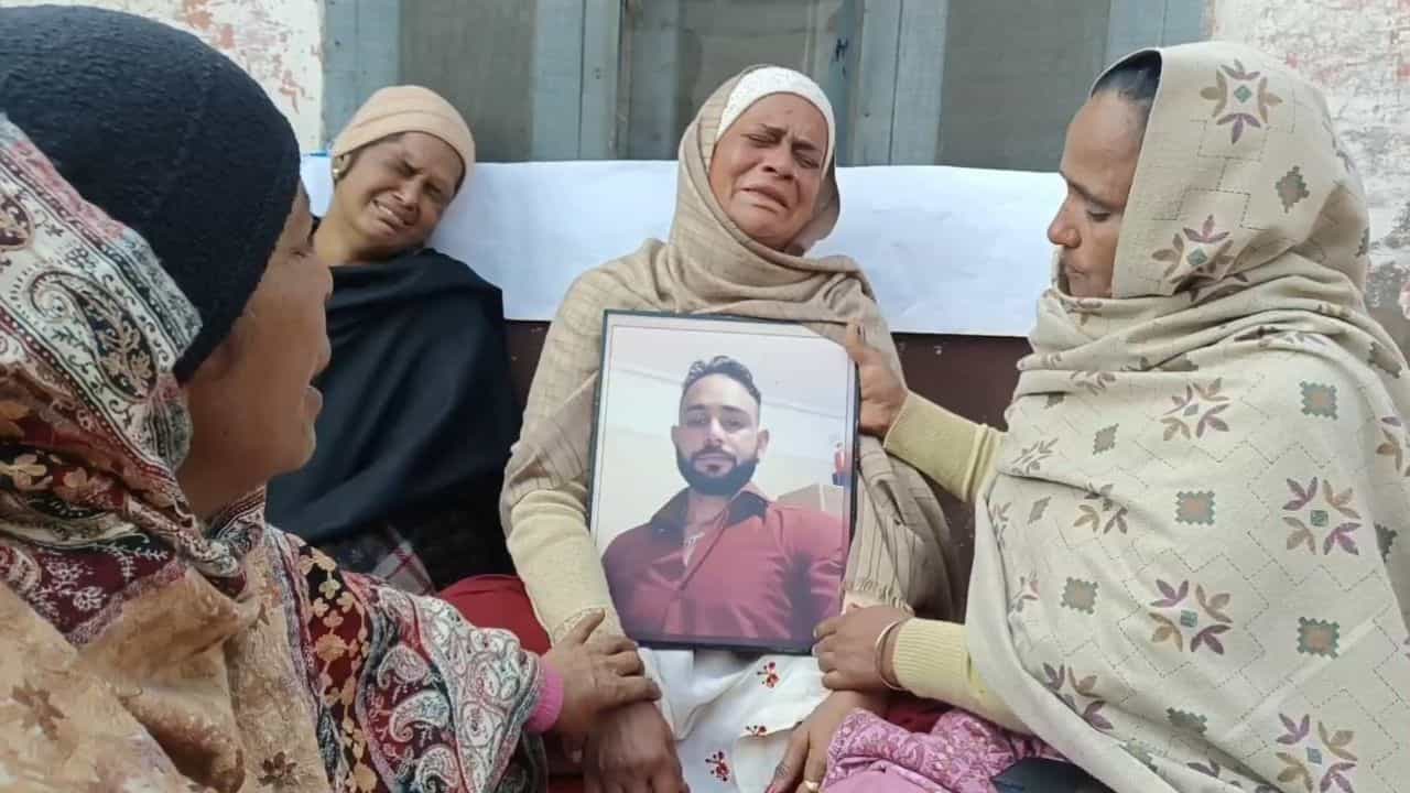 ਵਿਦੇਸ਼ ਚ ਦਿਲ ਨੇ ਮੁੜ ਦਿੱਤਾ ਨੌਜਵਾਨ ਨੂੰ ਧੌਖਾ, ਮਾਪਿਆਂ ਨੇ 14 ਸਾਲ ਤੱਕ ਨਹੀਂ ਦੇਖਿਆ ਮੂੰਹ, ਹੁਣ ਆਖਰੀ ਝਲਕ ਪਾਉਣੀ ਹੋਈ ਮੁਸ਼ਕੱਲ