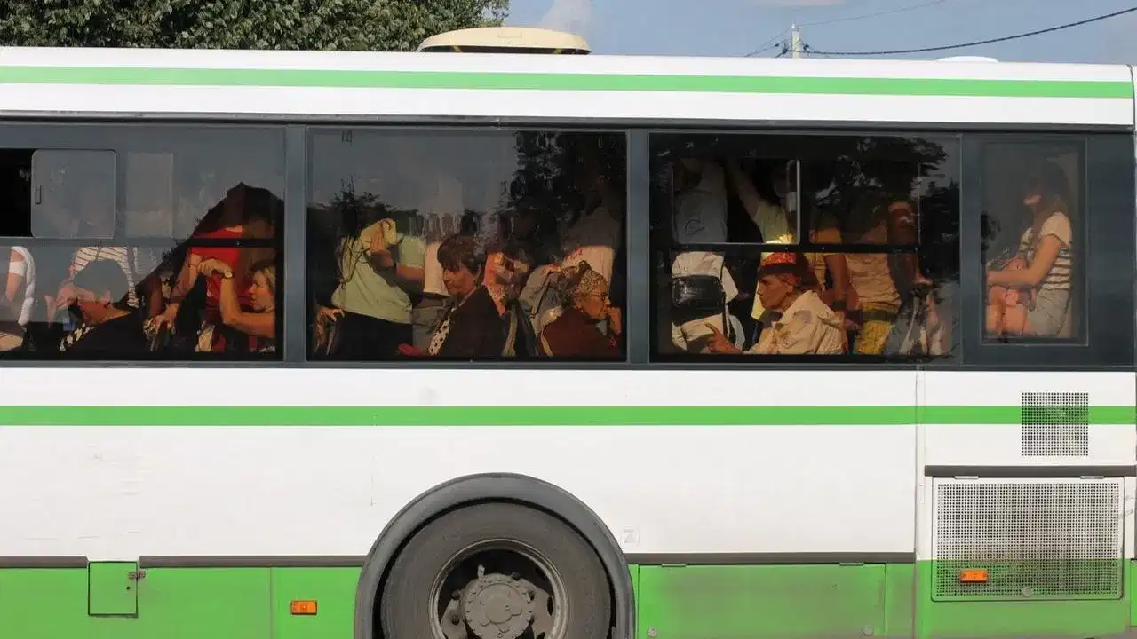 OMG! ਔਰਤ ਨੇ ਬੱਸ ਅੰਦਰ ਆਦਮੀ ਤੇ ਥੁੱਕਿਆ, ਹੋ ਗਿਆ ਹੰਗਾਮਾ; VIDEO ਹੋ ਰਿਹਾ ਵਾਇਰਲ