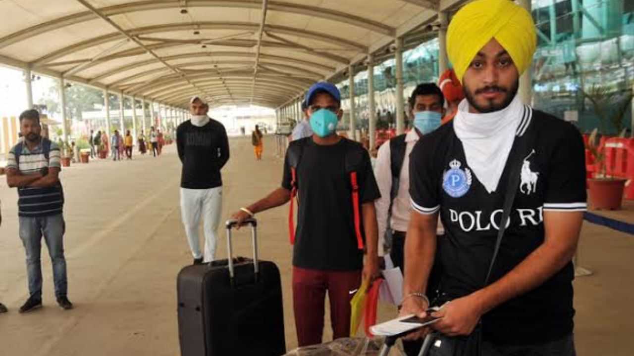 Canada News: ਕੈਨੇਡਾ ਤੋਂ ਭੰਗ ਹੋਇਆ ਪੰਜਾਬੀਆਂ ਦਾ ਮੌਹ, ਪੀਆਰ ਛੱਡ ਕੇ ਪਰਤ ਰਹੇ ਵਤਨ Canada News: ਕੈਨੇਡਾ ਤੋਂ ਭੰਗ ਹੋਇਆ ਪੰਜਾਬੀਆਂ ਦਾ ਮੌਹ, ਪੀਆਰ ਛੱਡ ਕੇ ਪਰਤ ਰਹੇ ਵਤਨ